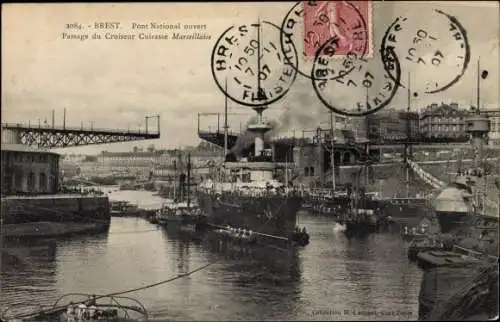 Ak Brest Finistère, Pont national ouvert, passage du croiseur Cuirassé Marseillaise