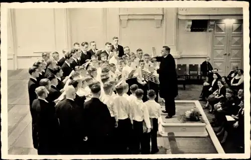 Foto Ak Dirigent, Chor, Konzert, Kinder, Männer, Zuhörer