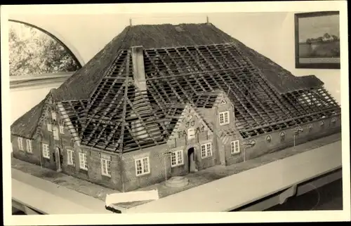 Foto Nordseebad Sankt Peter Ording, Modell eines reetgedeckten Hauses, offener Dachstuhl