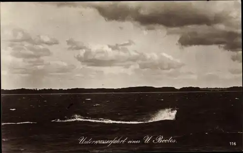 Ak Unterwasserfahrt eines deutschen U Bootes mit Blick auf die Küste