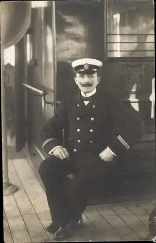 Foto Ak Seemanns Portrait auf dem Deck
