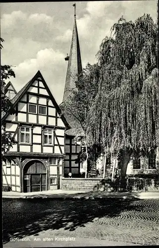 Ak Gütersloh in Westfalen, Am alten Kirchplatz, Fachwerkhaus