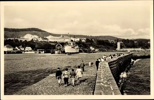 Ak Sassnitz auf der Insel Rügen, Hafenmole