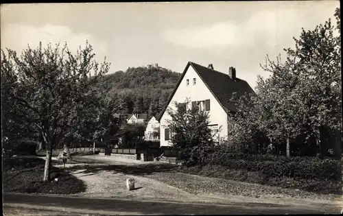 Ak Görlitz in der Lausitz, Wegpartie mit Blick zur Landeskrone, Wohnhäuser