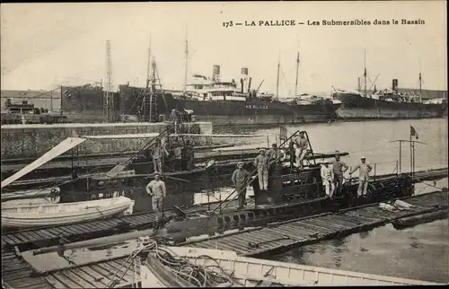 Ak La Pallice Rochelle Charente Maritime, Les Submeraibles dans le Bassin