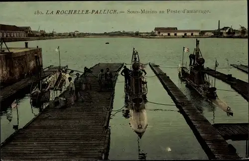 Ak Pallice La Rochelle Charente Maritime, Sous-marin au poste amarrage