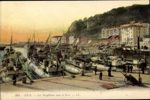 Ak Nice Nizza Alpes Maritimes, torpilleurs dans le port