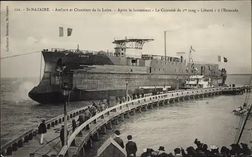 Ak Saint Nazaire Loire Atlantique, Ateliers chantiers de la Loire, cuirassé Liberté après lancement