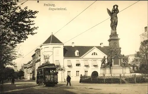 Ak Freiburg im Breisgau, Siegesdenkmal, Straßenbahn