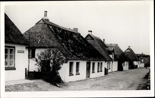 Foto Ak Nordseebad Büsum, Reetdachhäuserreihe