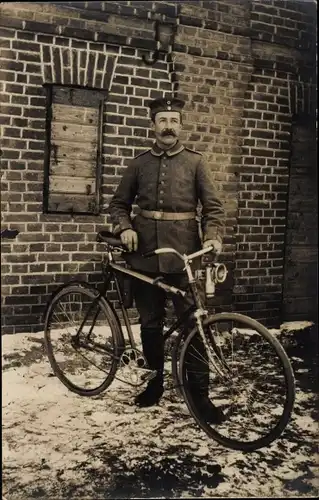 Foto Ak Deutscher Soldat in Uniform mit einem Fahrrad