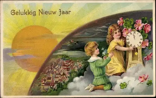 Ak Glückwunsch Neujahr, Junge und Mädchen  mit Uhr, Sonne, Kleeblätter