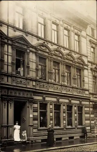 Foto Ak Duisburg im Ruhrgebiet, Wohnhaus, Anwohner, Gruppenbild, Straßenseite