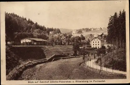 Ak Zöblitz Pobershau Marienberg im Erzgebirge, Blick auf Bahnhof und Rittersberg im Pockautal