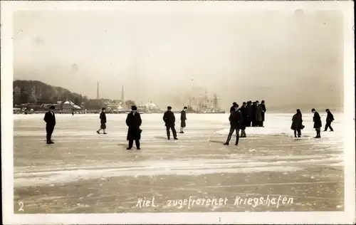 Foto Ak Kiel in Schleswig Holstein, Zugefrorener Kriegshafen