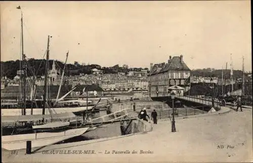 Ak Deauville Calvados, la Passerelle des Bassins