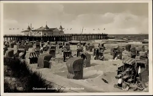 Ak Ostseebad Ahlbeck Heringsdorf auf Usedom, An der Seebrücke, Strand