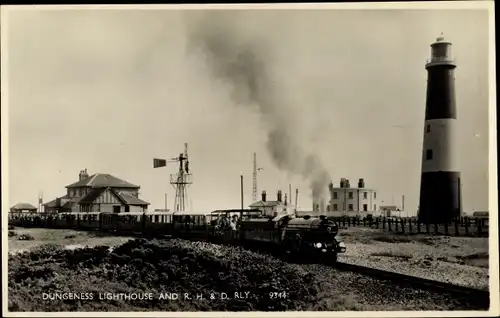 Ak Dungeness South East England, Leuchtturm, Britische Eisenbahn, Dampflok