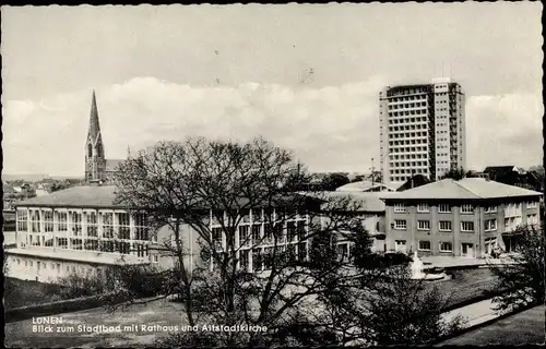 Ak Lünen in Westfalen, Blick zum Stadtbad mit Rathaus und Altstadtkirche