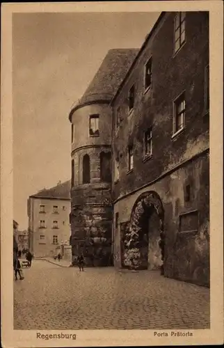 Ak Regensburg an der Donau Oberpfalz, Porta Prätoria, Turm, Passanten