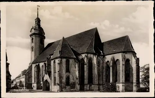 Ak Torgau an der Elbe Nordsachsen, Straßenpartie mit Blick auf die Stadtkirche