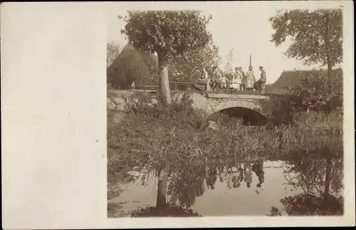 Foto Ak Schwarzenbek in Lauenburg, kleine Brücke mit Personen, Wasserlauf