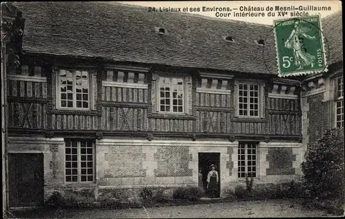 Ak Le Mesnil Guillaume Calvados, le Château , cour intérieur du XV siecle