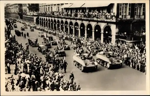 Ak Paris, Liberation de Paris, Le cortege officiel rue de Rivoli