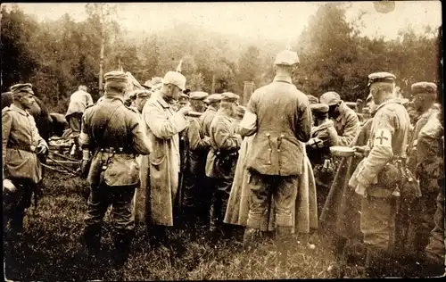 Ak Soldaten bei Essensausgabe, Feldküche, I. WK