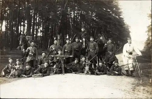 Foto Ak Französische Soldaten in Uniformen, Radfahrer, Maschinengewehre