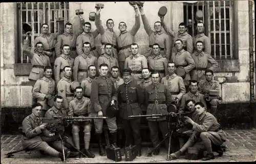 Foto Ak Französische Soldaten in Uniformen, Radfahrer, Maschinengewehre