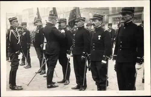 Ak Französische Soldaten in Uniformen, Ordensverleihung