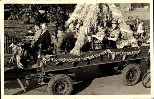 Ak Festumzug, Pferdefuhrwerk, Wagen mit Stroh und Blumendekoration, Bauern