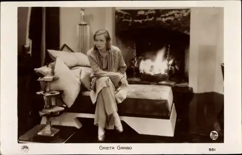 Ak Schauspielerin Greta Garbo, Sitzportrait, Kamin