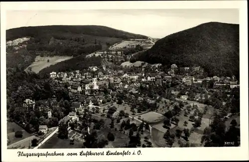 Ak Lindenfels Odenwald, Fliegeraufnahme von der Stadt mit Waldlandschaft