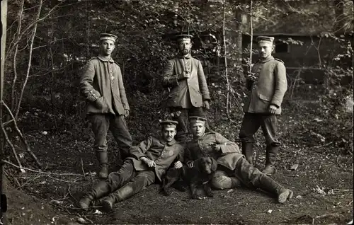 Foto Ak Gruppenportrait Militärangehörige mit Hund, I. WK