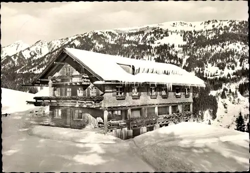 Ak Gunzesried Blaichach im Allgäu, Berghaus Blässe, Winteransicht