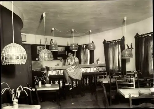 Ak Neustadt Halle an der Saale, HO Gaststätte Eselsmühle, Innenansicht, Bierstube