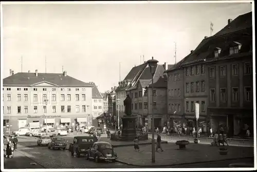 Ak Lutherstadt Eisleben, Marktplatz, Luther Denkmal, Autos