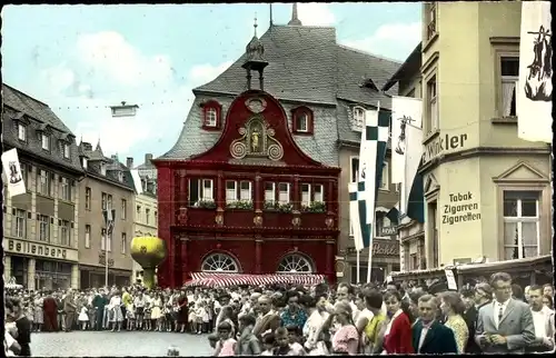 Ak Wittlich in der Eifel, Menschengruppe auf dem Marktplatz, Tabakgeschäft Winkler