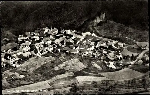 Ak Manderscheid in der Eifel, Fliegeraufnahme vom Ort