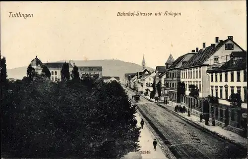 Ak Tuttlingen an der Donau Württemberg, Bahnhofstraße mit Anlagen, Kirchturm