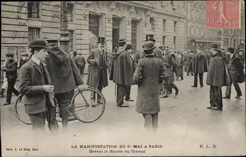 Ak Paris XI. Arrondissement Popincourt, Devant la Bourse du Travail, Manifestation du 1. Mai