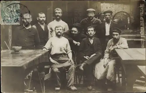 Foto Ak Gruppenbild, Männer, Handwerker, Tische, Schüssel