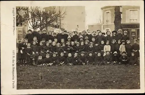 Foto Ak Gruppenbild der Kinder, Häuser, Wiese, Pugin Photogr., 157 Rue de la Roquette Paris