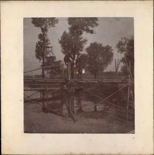 Foto Pionier Kommando Dresden, Deutsche Soldaten in Uniform auf einer Brücke