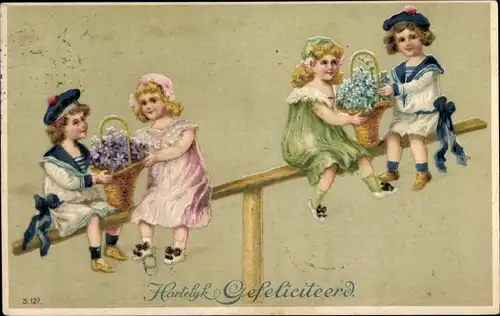 Präge Ak Glückwunsch Geburtstag, Hartelijk Gefeliciteerd, Kinder mit Blumenkörben auf einer Wippe