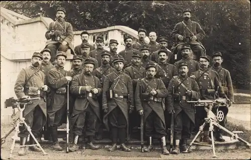 Foto Ak Französische Soldaten in Uniformen, Maschinengewehre, Gruppenaufnahme