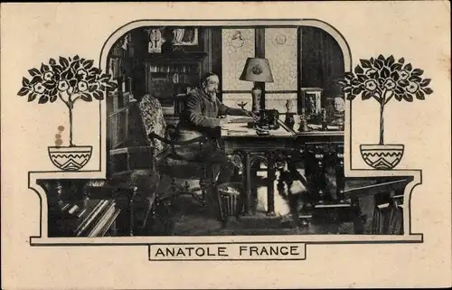 Ak Anatole France, Französischer Dichter, Portrait am Schreibtisch