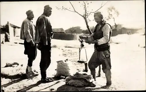 Foto Ak Mazedonien, Händler mit Waage, Käufer, Tracht